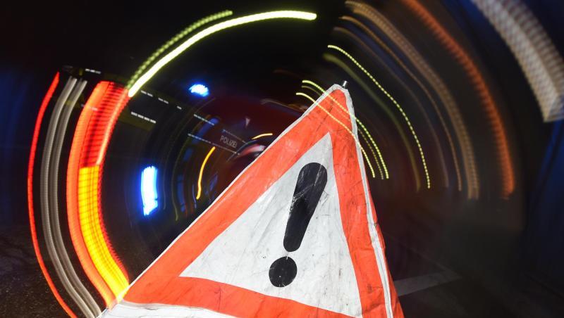 Ein Warndreieck mit dem Schriftzug "Unfall" steht auf einer Straße. Foto: Patrick Seeger/dpa/Symbolbild Ein Warndreieck mit dem Schriftzug "Unfall" steht auf einer Straße. Foto: Patrick Seeger/dpa/Symbolbild