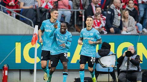 Jeremie Frimpong (M) brachte Bayer Leverkusen mit seinem Tor gegen den 1. FC Köln auf die Siegerstraße.