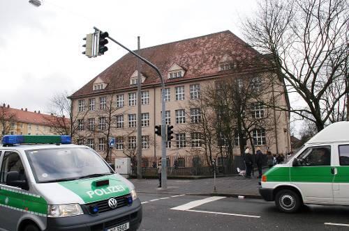 Polizeieinsatz vor der Herschelschule nach einer Schlägerei vor zwei Jahren.