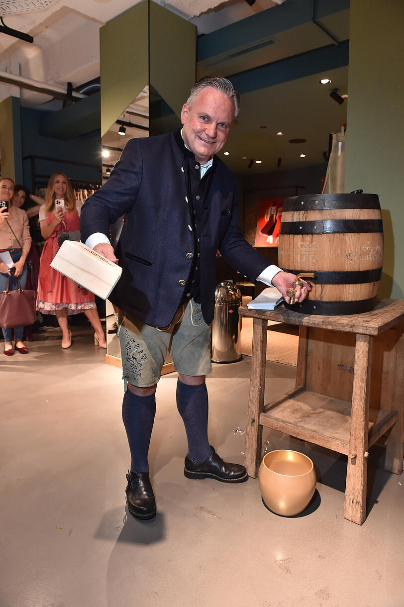 Wiesn-Chef Christian Scharpf darf schonmal das Anzapfen üben: Das gelingt bei Ludwig Beck mit zwei geschickten Schlägen. 
Foto: BrauerPhotos / G.Nitschke