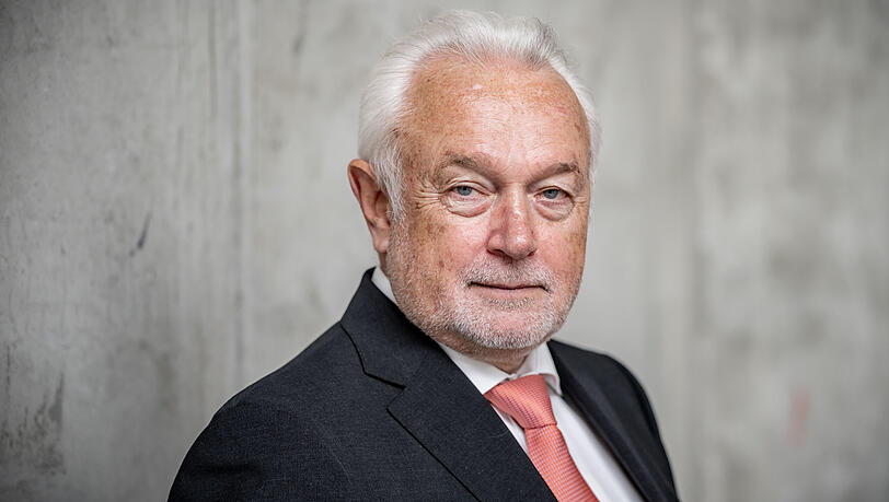 Er ist seit 56 Jahren Mitglied der FDP, jetzt will er Vorsitzender werden: Wolfgang Kubicki. Der Jurist (74) war von 1990 bis 1992 sowie von 2017 bis 2025 Mitglied des Deutschen Bundestages und von 2017 bis 2025 dessen Vizepräsident. Er ist stellvertretender Bundesvorsitzender der FDP. Er ist seit 56 Jahren Mitglied der FDP, jetzt will er Vorsitzender werden: Wolfgang Kubicki. Der Jurist (74) war von 1990 bis 1992 sowie von 2017 bis 2025 Mitglied des Deutschen Bundestages und von 2017 bis 2025 dessen Vizepräsident. Er ist stellvertretender Bundesvorsitzender der FDP.