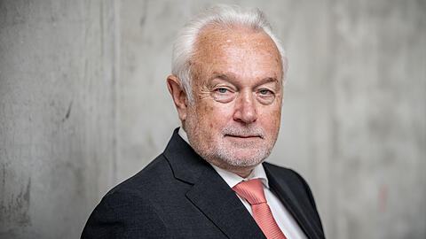Er ist seit 56 Jahren Mitglied der FDP, jetzt will er Vorsitzender werden: Wolfgang Kubicki. Der Jurist (74) war von 1990 bis 1992 sowie von 2017 bis 2025 Mitglied des Deutschen Bundestages und von 2017 bis 2025 dessen Vizepr&auml;sident. Er ist stellvertretender Bundesvorsitzender der FDP.