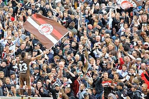 Das ist nicht das Millerntor, das ist der Ronhof: Deniz Naki, Torschütze zum 1:1, feiert mit den Fans von St. Pauli den Aufstieg in die Bundesliga.