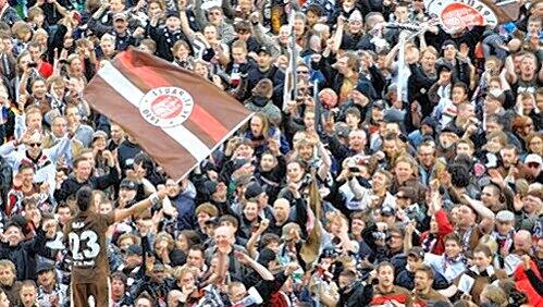 Das ist nicht das Millerntor, das ist der Ronhof: Deniz Naki, Torschütze zum 1:1, feiert mit den Fans von St. Pauli den Aufstieg in die Bundesliga.