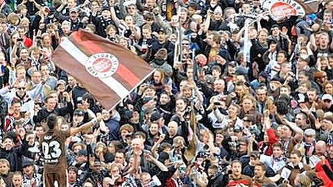 Das ist nicht das Millerntor, das ist der Ronhof: Deniz Naki, Torschütze zum 1:1, feiert mit den Fans von St. Pauli den Aufstieg in die Bundesliga.