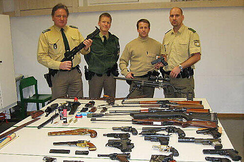 Die Polizei fotografierte das sichergestellte Waffenarsenal.
