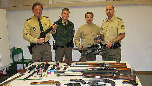 Die Polizei fotografierte das sichergestellte Waffenarsenal. Die Polizei fotografierte das sichergestellte Waffenarsenal.