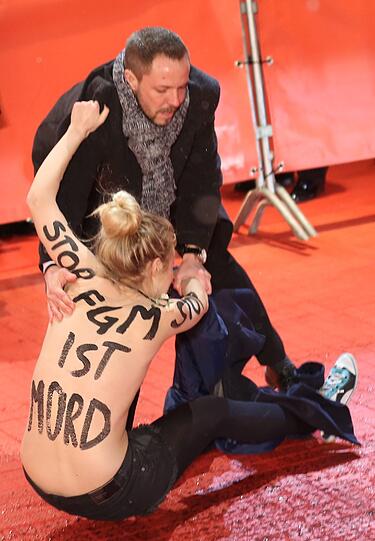 Die Aktivistinnen der ukrainischen Frauenrechtsorganisation Femen entblößten ihren Oberkörper am Rande des Roten Teppichs, um gegen die Beschneidung von Frauen zu demonstrieren.