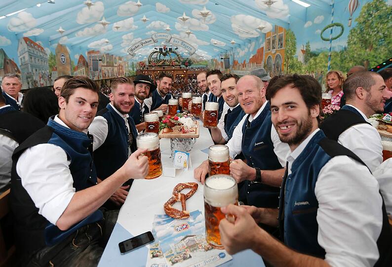 Der EHC feierte am Sonntag auf der Wiesn mit dem Wiesn-Playmate!