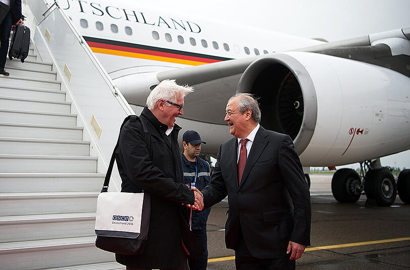 Steinmeier (l) wird von Außenminister Kamilov auf dem Flughafen in Taschkent begrüßt. Foto: Bernd von Jutrczenka
