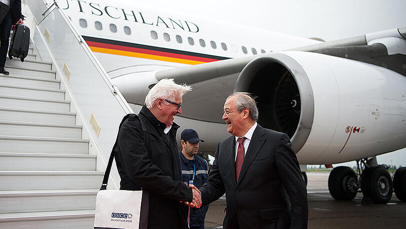 Steinmeier (l) wird von Außenminister Kamilov auf dem Flughafen in Taschkent begrüßt. Foto: Bernd von Jutrczenka Steinmeier (l) wird von Außenminister Kamilov auf dem Flughafen in Taschkent begrüßt. Foto: Bernd von Jutrczenka