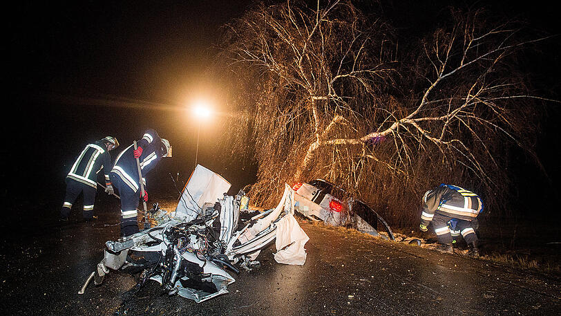 Der Wagen raste gegen einen Baum, entwurzelte ihn sogar. Der 35-jährige Fahrer starb noch am Unfallort.