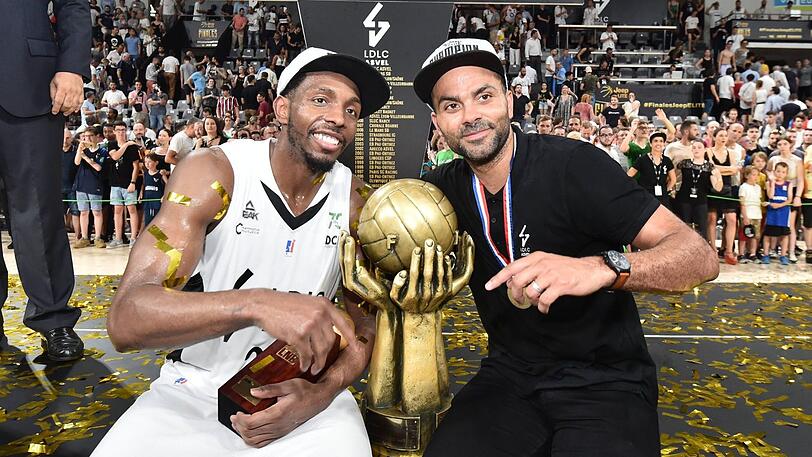 Der Finals-MVP und der Präsident feiern die französische Meisterschaft mit Asvel Villeurbanne: DeMarcus Nelson (l.) und Tony Parker.