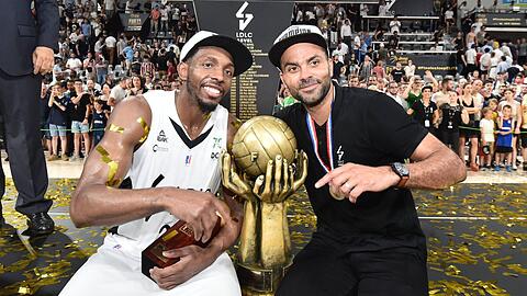 Der Finals-MVP und der Präsident feiern die französische Meisterschaft mit Asvel Villeurbanne: DeMarcus Nelson (l.) und Tony Parker.