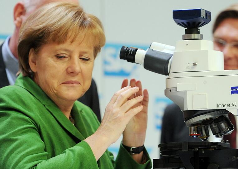 Bundeskanzlerin Angela Merkel kennt sich mit Forschung aus. Bei ihrem traditionellen CeBit-Rundgang testet sie ein Mikroskop der Firma SAP.