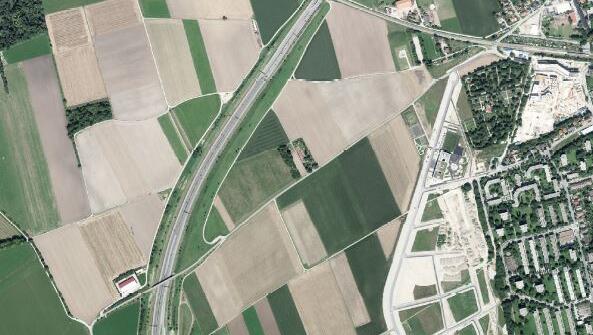 Westlich der A 99. Hier könnte ein neuer Badesee entstehen. Westlich der A 99. Hier könnte ein neuer Badesee entstehen.