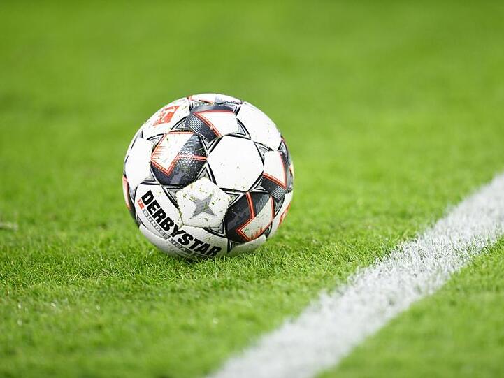 Ein Fußball liegt auf dem Spielfeld. Foto: Tobias Hase/Archivbild