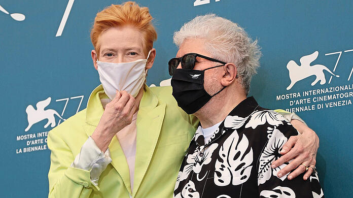 03.09.2020, Italien, Venedig: Pedro Almodovar (r), Regisseur aus Spanien, und Tilda Swinton, Schauspielerin aus Großbritannien, kommen zu einem Fototermin für den Film "The Human Voice". Die Filmfestspiele von Venedig finden vom 2. bis zum 12. September statt. Foto: Domenico Stinellis/AP/dpa +++ dpa-Bildfunk +++ |