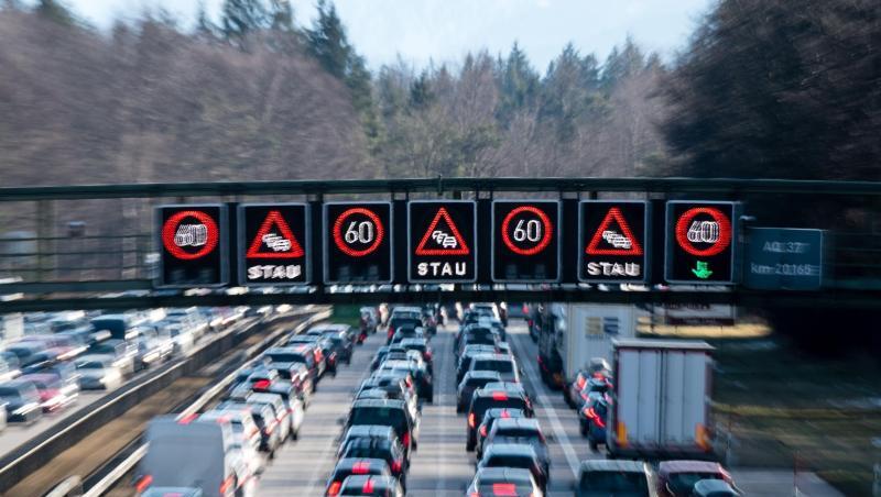 Dichter Verkehr schiebt sich über die Autobahn.