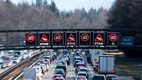 Dichter Verkehr schiebt sich über die Autobahn.
