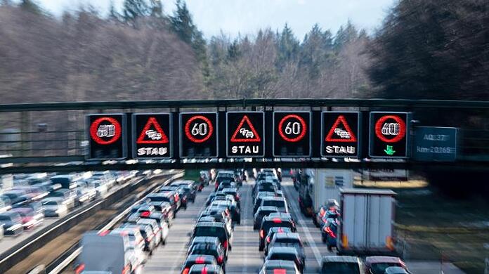 Dichter Verkehr schiebt sich über die Autobahn.