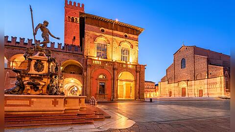 Der berühmte Neptunbrunnen auf der Piazza Maggiore in Bologna.