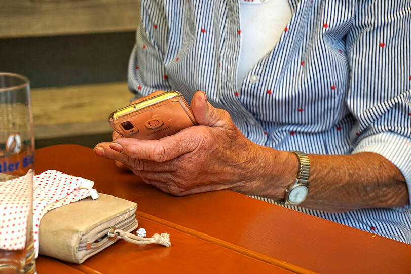 Das Handy ist am Tisch bei vielen Gästen immer dabei. Ein Wirt aus Italien hat nun darauf mit einer skurrilen Aktion reagiert.