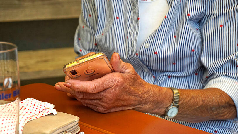 Das Handy ist am Tisch bei vielen Gästen immer dabei. Ein Wirt aus Italien hat nun darauf mit einer skurrilen Aktion reagiert. Das Handy ist am Tisch bei vielen Gästen immer dabei. Ein Wirt aus Italien hat nun darauf mit einer skurrilen Aktion reagiert.