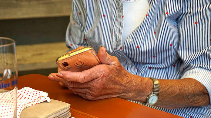 Das Handy ist am Tisch bei vielen Gästen immer dabei. Ein Wirt aus Italien hat nun darauf mit einer skurrilen Aktion reagiert.