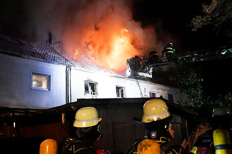 Die Feuerwehr brachte den Brand in dem Reihenmittelhaus in der Theodolindenstraße nach einigen Stunden unter Kontrolle, die Polizei schätzt den Sachschaden auf mehrere Hunderttausend Euro.