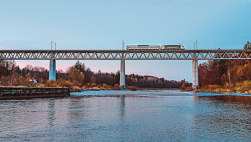 Der Luxon fährt hier über die Großhesseloher Brücke.