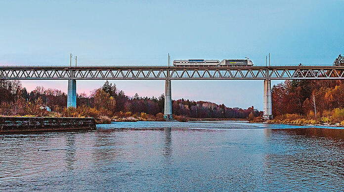 Der Luxon fährt hier über die Großhesseloher Brücke.