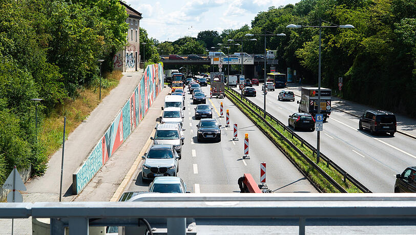 Die Sperrung des Luise-Kiesselbach-Tunnels sorgt f&uuml;r Staus im ganzen Umfeld. Auch hier in der Heckenstallerstra&szlig;e geht am Donnerstag kaum etwas voran.
