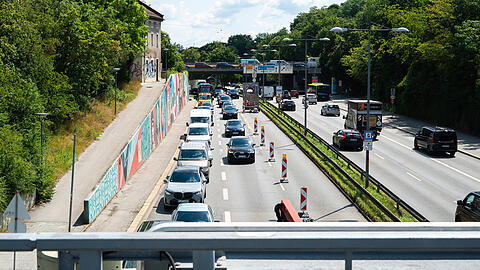 Die Sperrung des Luise-Kiesselbach-Tunnels sorgt f&uuml;r Staus im ganzen Umfeld. Auch hier in der Heckenstallerstra&szlig;e geht am Donnerstag kaum etwas voran.