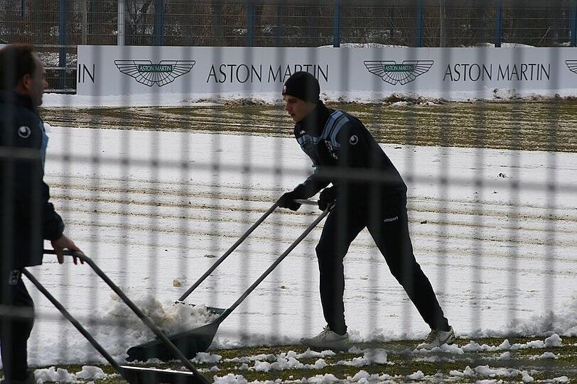 Tauwetter bei den Löwen: Am Donnerstag mussten die Sechzger an die Schneeschippe, bevor es ins Training ging. Schaufeln für den Erfolg - die Bilder von der Grünwalder.