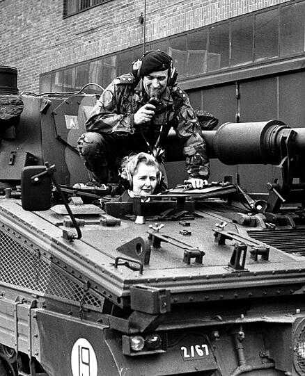 Martialisch: 1976 nimmt Margaret Thatcher als damalige Oppositionsführerin in einem Panzer  beim 7. Signal-Regiment in Herford Platz.
