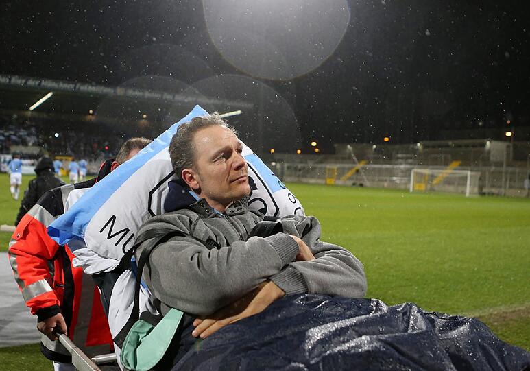Olaf Bodden wird auf einem Krankenbett auf den Rasen des Grünwalder Stadions gefahren.
