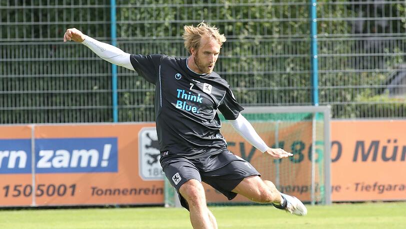 Daniel Bierofka hängt seine Fußballschuhe an den Nagel. Daniel Bierofka hängt seine Fußballschuhe an den Nagel.