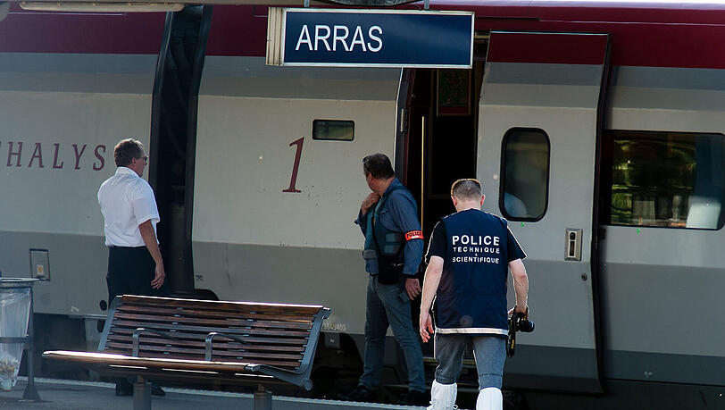 Ein Mann hat in einem Schnellzug in Nordfrankreich mit einer automatischen Schusswaffe zwei Menschen schwer verletzt. Ein Mann hat in einem Schnellzug in Nordfrankreich mit einer automatischen Schusswaffe zwei Menschen schwer verletzt.