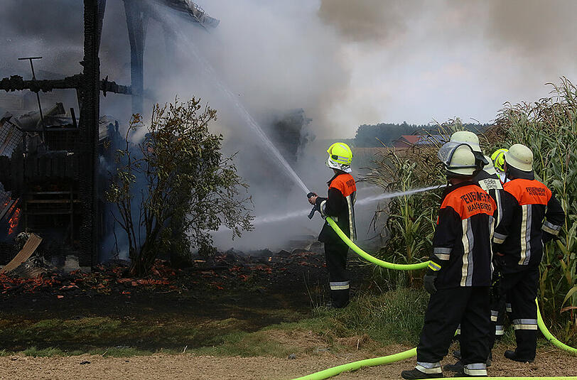 In Höllthal (Lkr. Mühldorf am Inn) brannte eine Maschinenhalle komplett aus. Die Bilder.