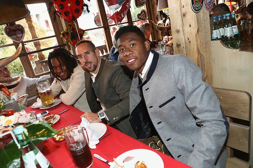Alaba und Ribéry zusammen mit Wiesn-Neuling Sanchez.