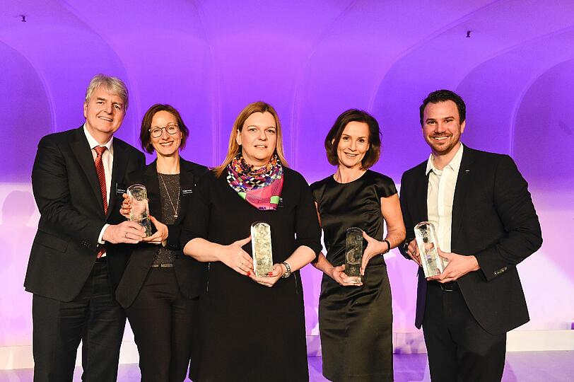 Die Preisträger: Stephan Nießner (Ferrero Deutschland GmbH, Geschäftsführer), Kirsten Häfner (Ferrero Deutschland GmbH, Head of Marketing Snacks), Bianca Bourbon (Coca-Cola GmbH, Geschäftsführerin), Hildegard Wortmann (BMW AG, Senior Vice President Brand BMW), Jochen Rudat (Tesla Motors, Deutschland-Chef)