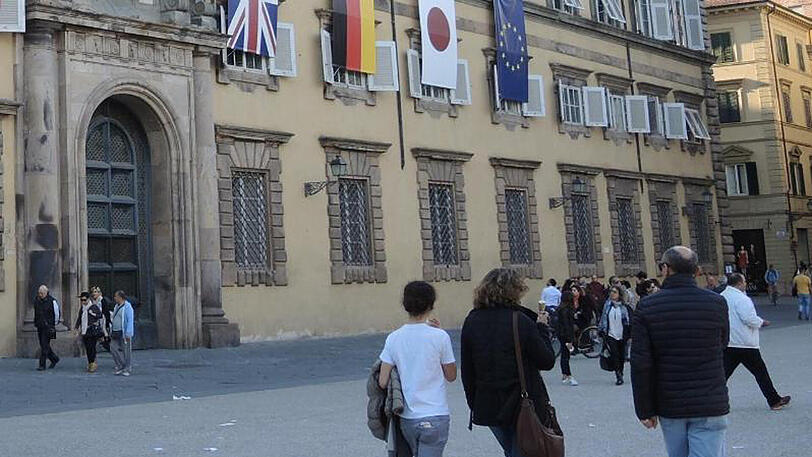 Anlässlich des G7-Treffens sind in Lucca die Flaggen von Italien, Kanada, Frankreich, den USA, Großbritannien, Deutschland, Japan und der EU zu sehen.