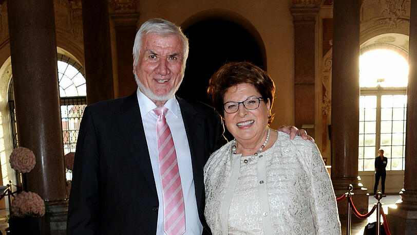 Gastgeberin und Präsidentin des bayerischen Landtags, Barbara Stamm kommt mit ihrem Mann ihr Mann Ludwig zum Sommerempfang des Bayerischen Landtags auf Schloss Schleißheim bei München.