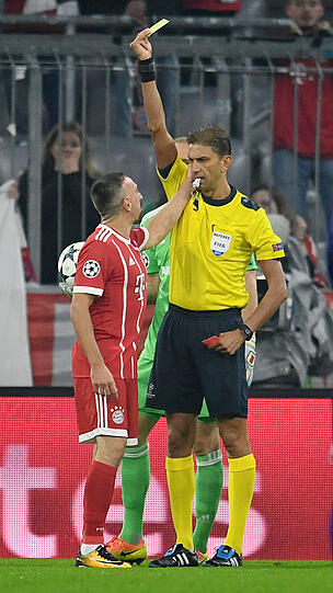 Wegen Reklamierens sieht Ribéry die gelbe Karte, danach fasst er Schiedsrichter Paolo Tagliavento ins Gesicht. Manches Unparteiische gaben dafür auch schonmal die rote Karte.