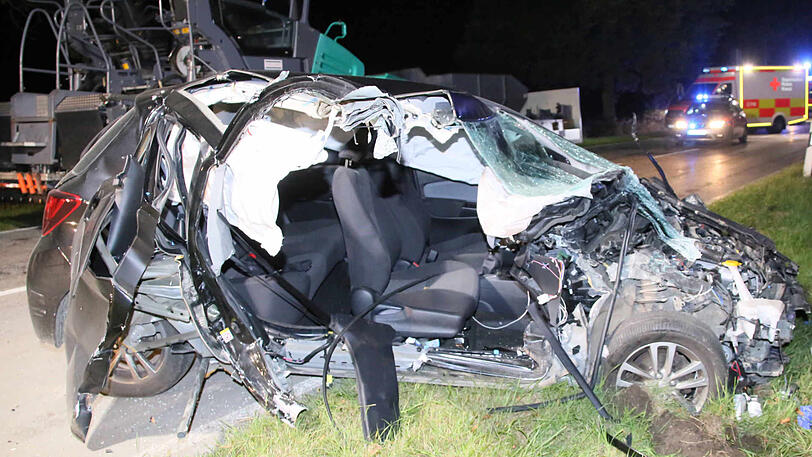 Die rechte Seite des Autos wurde komplett zerstört, laut Polizei war der Fahrer betrunken. Die Bilder vom Unfallort.