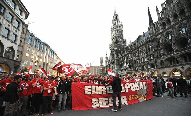 Bayern-Fans ziehen durch die Münchner Innenstadt. Die Bilder von der Jubel-Feier.