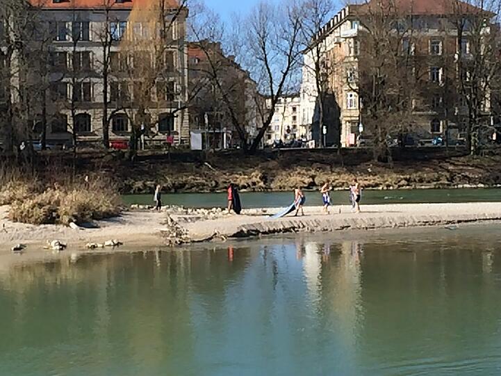 Auf der Weideninsel breiten manche auch schon ihre Handtücher aus.