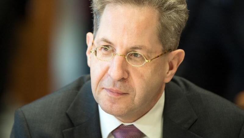 Hans-Georg Maaßen wurde als Präsident des Bundesamtes für Verfassungsschutz im November 2018 in den einstweiligen Ruhestand versetzt. Hans-Georg Maaßen wurde als Präsident des Bundesamtes für Verfassungsschutz im November 2018 in den einstweiligen Ruhestand versetzt.