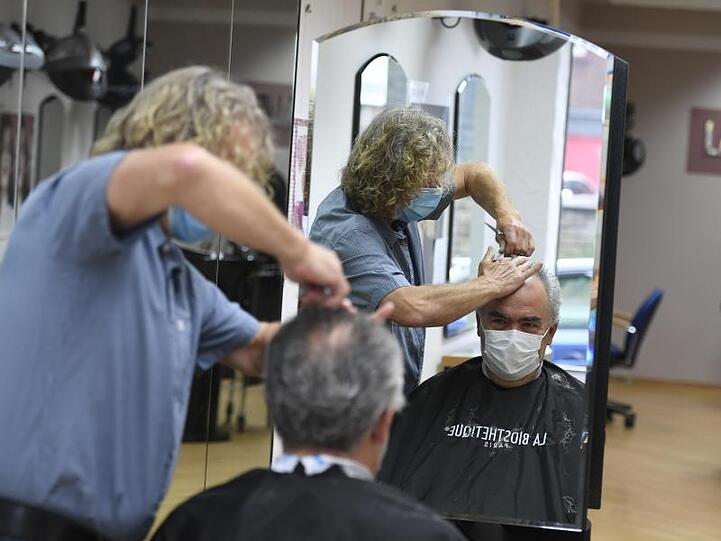 Nach langer Schließung ist die Auslastung in den Friseur-Salons hoch.